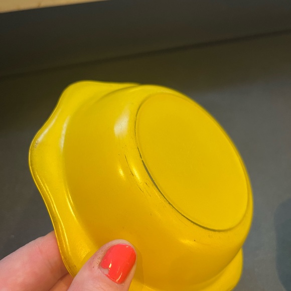 Vintage British Pyrex Scalloped Bowls in Green and Yellow - Picture 5 of 11